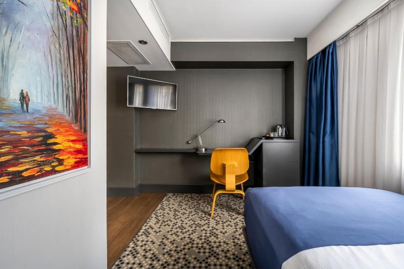 Compact Single Room image 3