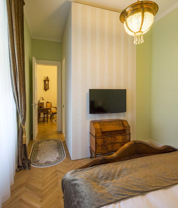 Classic King Room image 2