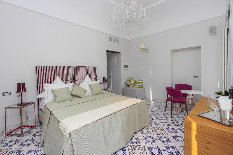 Junior Suite with Balcony and Sea View image 4