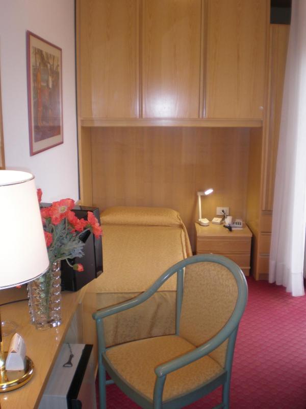 Classic Single Room with Balcony image 3