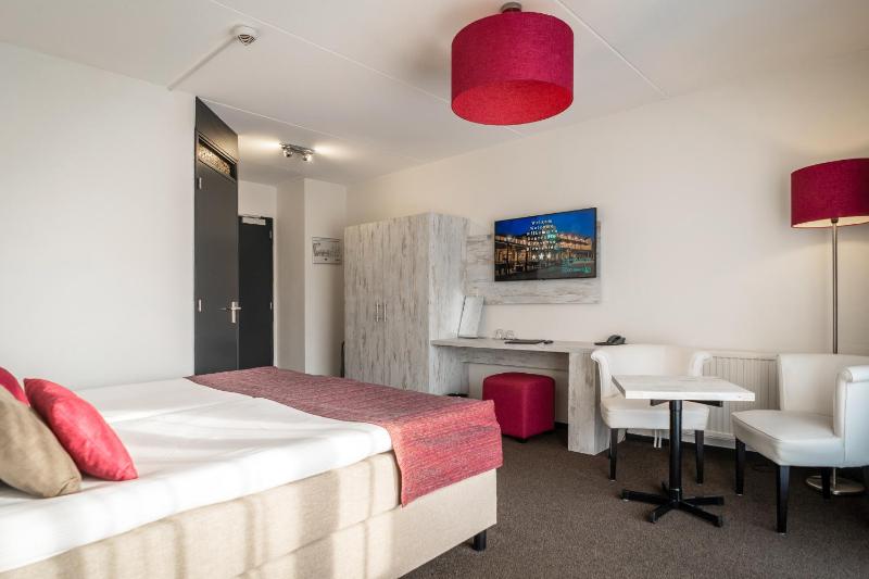 Double Room with Bath image 4