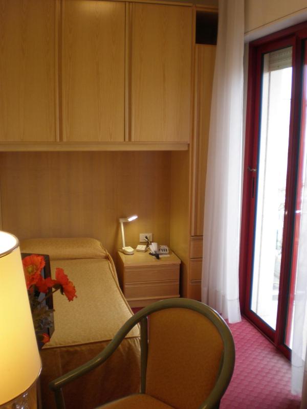 Classic Single Room with Balcony image 4