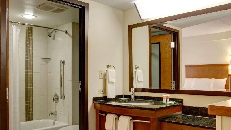 King Room with Bathtub image 3