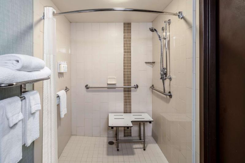 Guestroom King with Roll-In Shower - Mobility Accessible  image 4