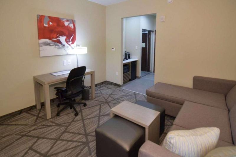 Queen Suite with Two Queen beds -Disability Access/Non-Smoking image 1
