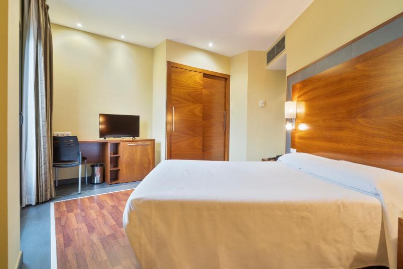 Double or Twin Room image 3