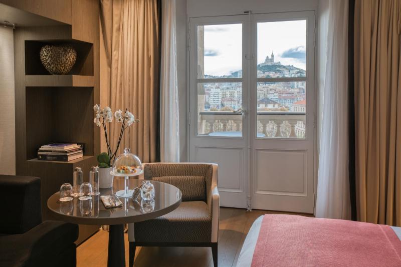 Classic King Room with Terrace and Harbour View image 4