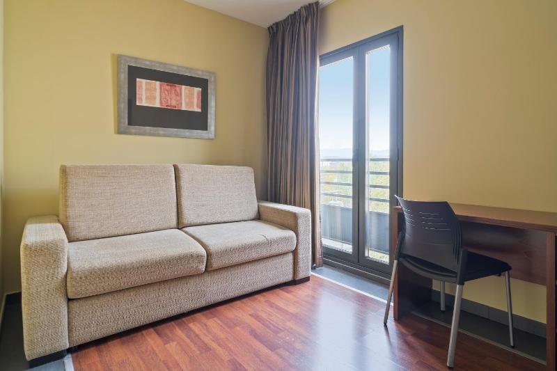 Family Room (2 Adults + 2 Children) image 3