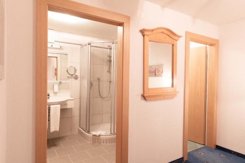 Deluxe Triple Room image 4