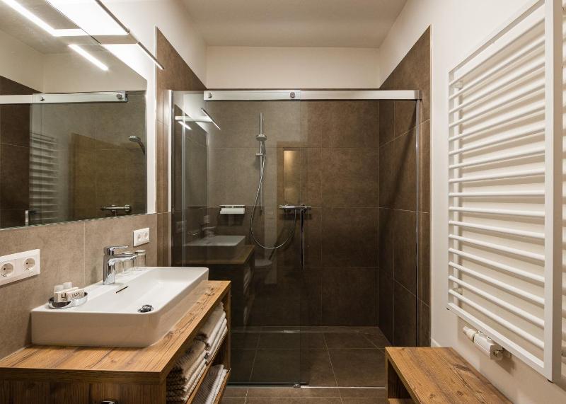 Standard Quadruple Room image 3