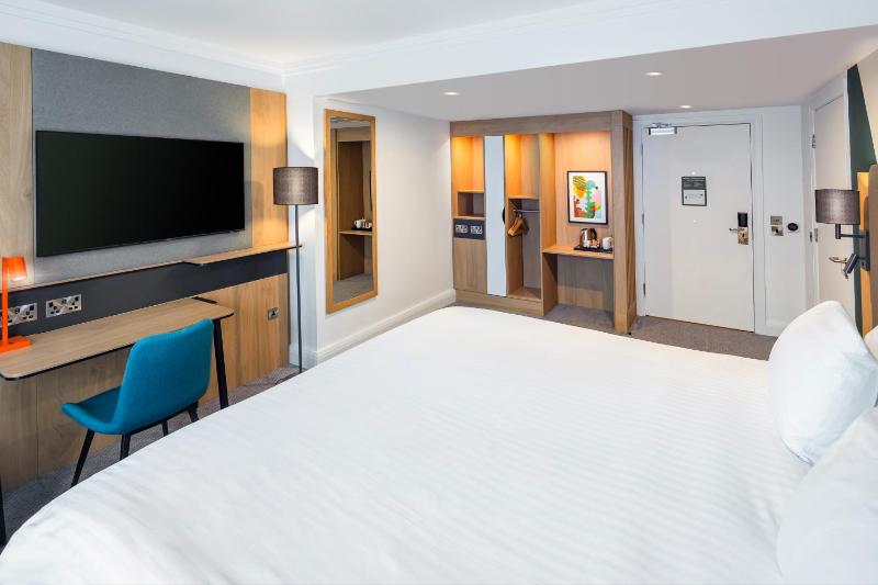 Standard King Room - Disability Access image 3