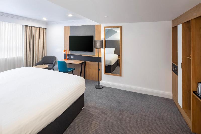 Standard King Room - Disability Access image 4