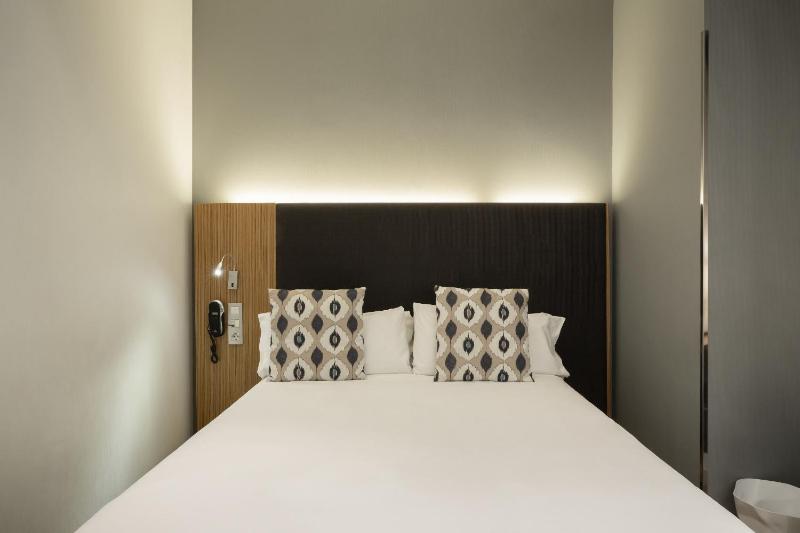 Small Double Room image 3