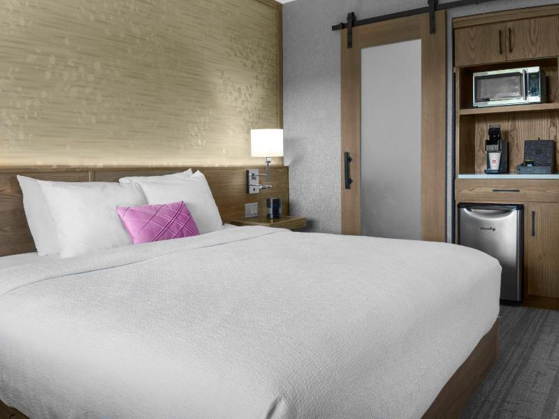 Standard King Room image 2