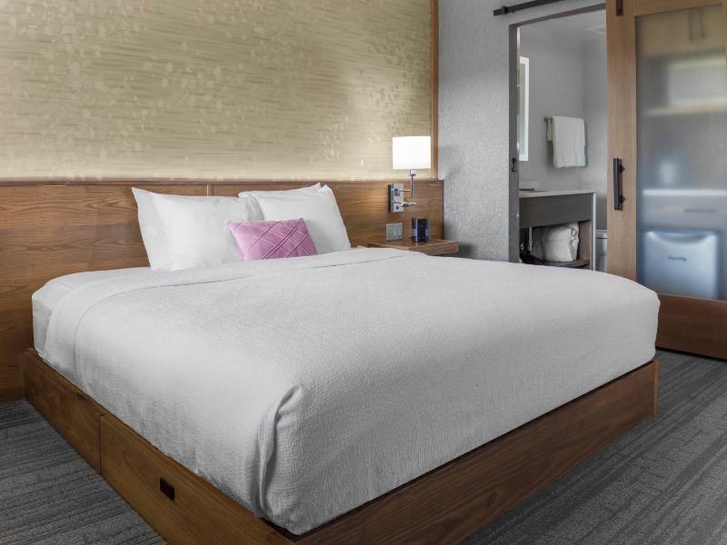 Standard King Room image 3
