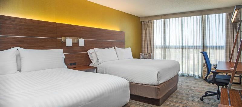Queen Room with Two Queen Beds - City View image 2