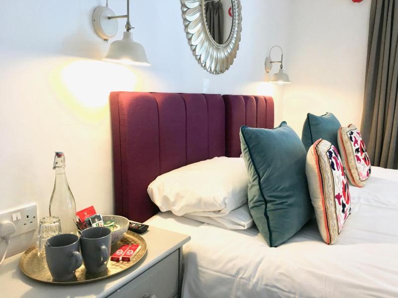 Standard Twin Room image 4