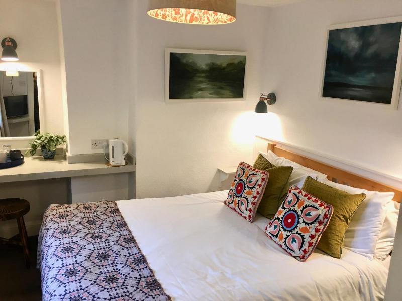 Economy Double Room image 4