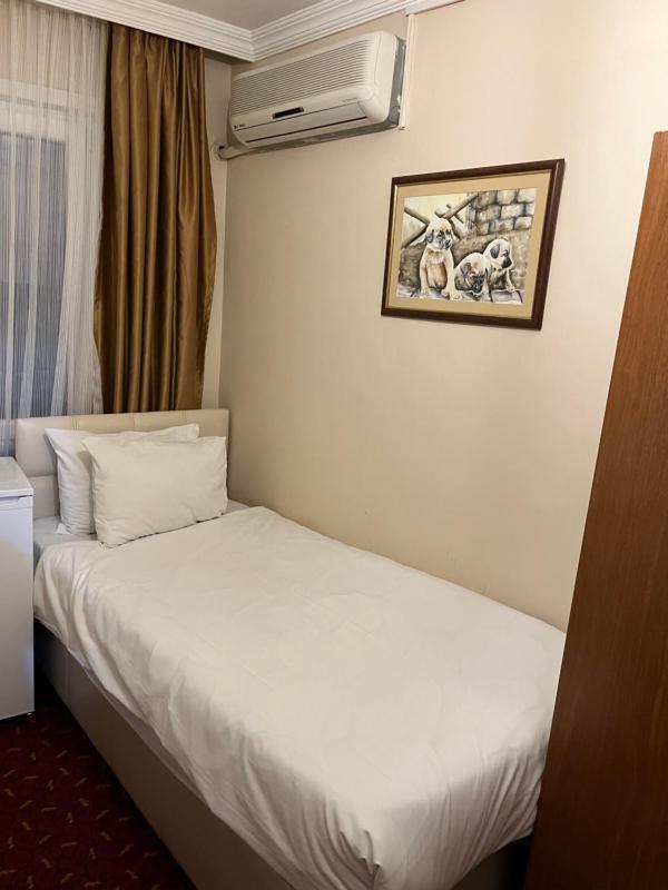 Single Room with Bathroom image 1