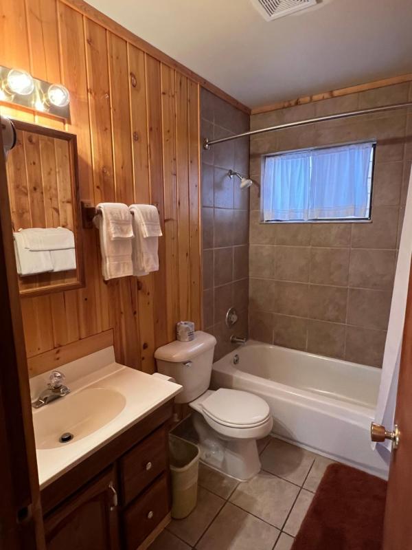 Two-Bedroom House image 4