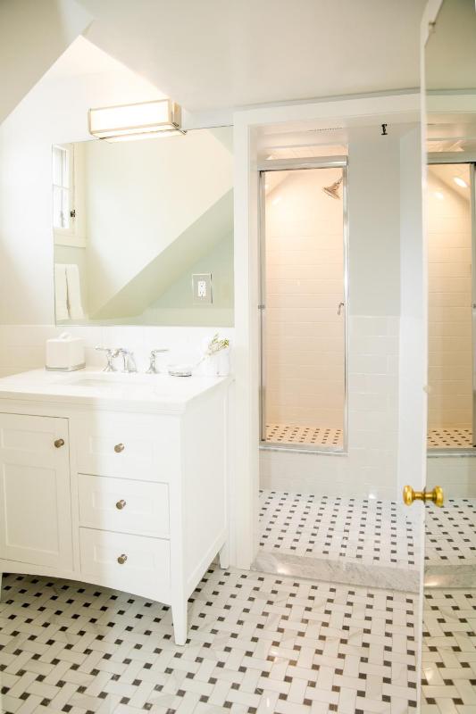 Standard Queen Room image 4