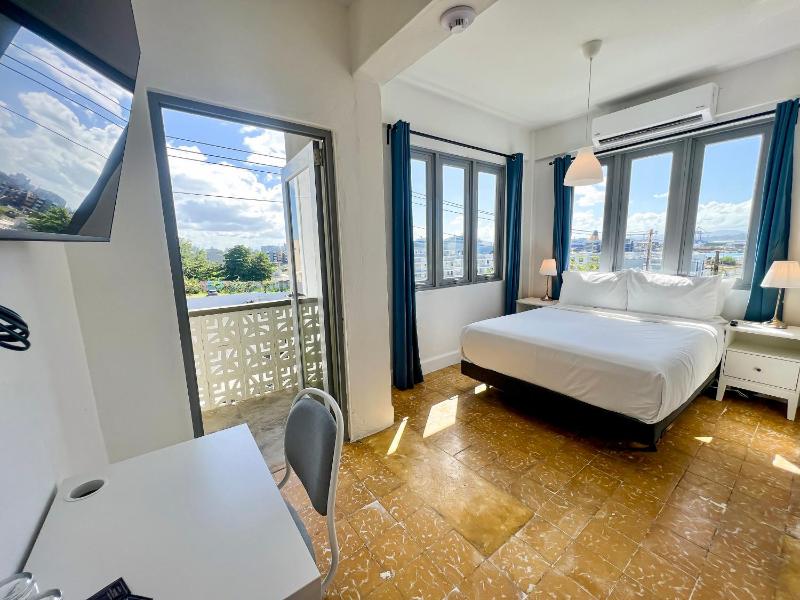 Deluxe Double Room with Balcony image 2