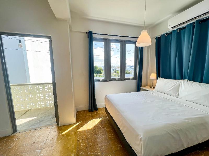 Deluxe Double Room with Balcony image 3
