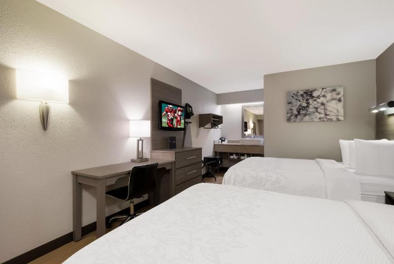 Standard Room with Two Double Beds Smoke Free image 3