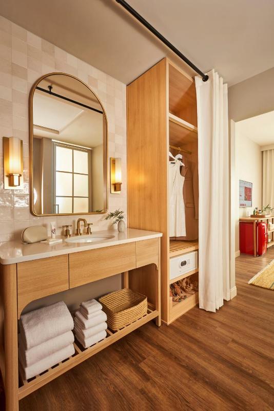 Grand King Room image 3
