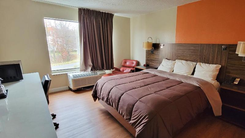 Deluxe Handicap King Room image 4