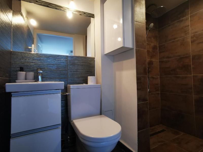 Elite Residence - Modern 2BR - Sleeps 6 - FREE Parking - image 6