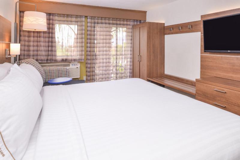 Standard King Room image 4
