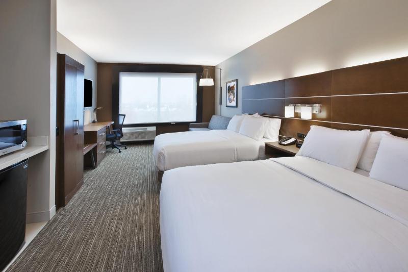 Standard Queen Room with Two Queen Beds image 2