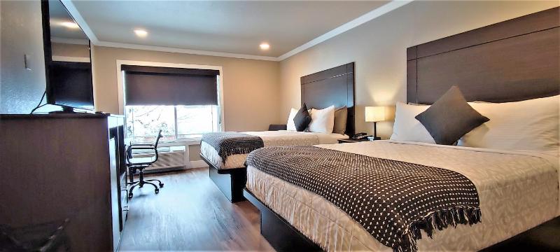 Superior Queen Room with Two Queen Beds image 4