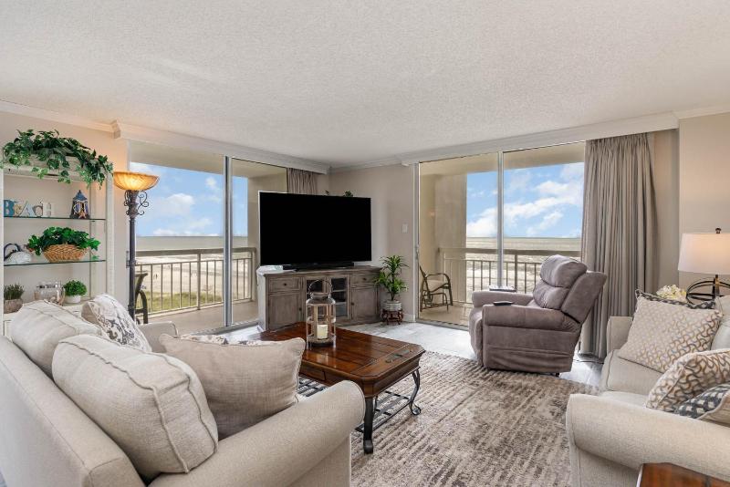 Gorgeously remodeled 2 bedroom ocean front unit - 509 South Hampton condo - image 4