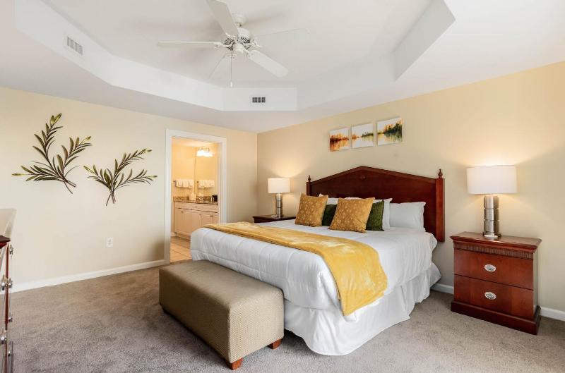 Ocean View 3 Bedroom Unit #1607 Royale Palms condo - image 10