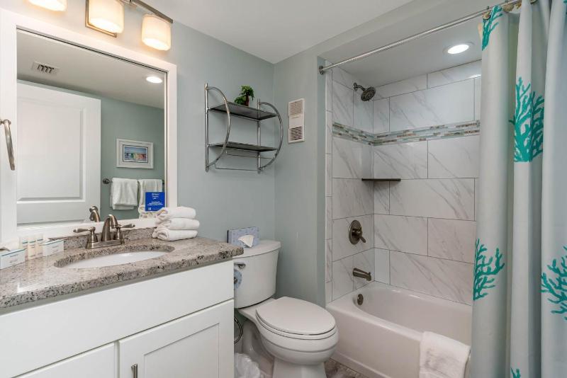 Gorgeously remodeled 2 bedroom ocean front unit - 509 South Hampton condo - image 8