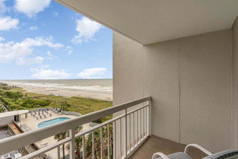 Gorgeously remodeled 2 bedroom ocean front unit - 509 South Hampton condo - image 3