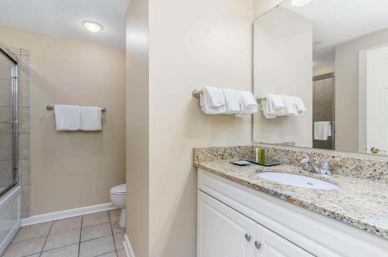 Ocean View 3 Bedroom Unit #1607 Royale Palms condo - image 16