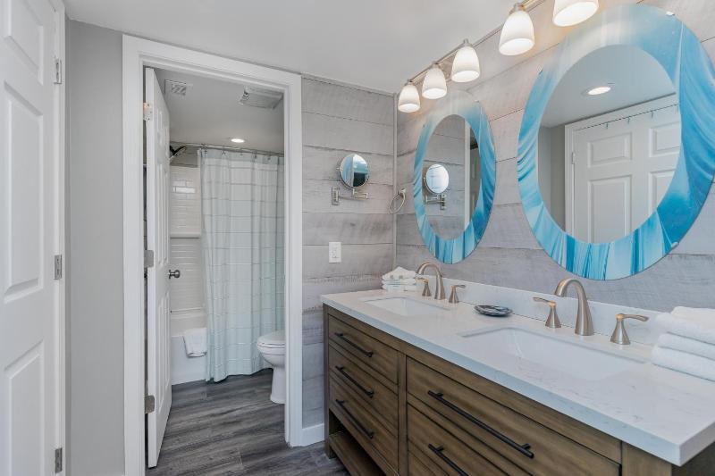 Completely remodeled and open 18C Richmond Park villa - image 3