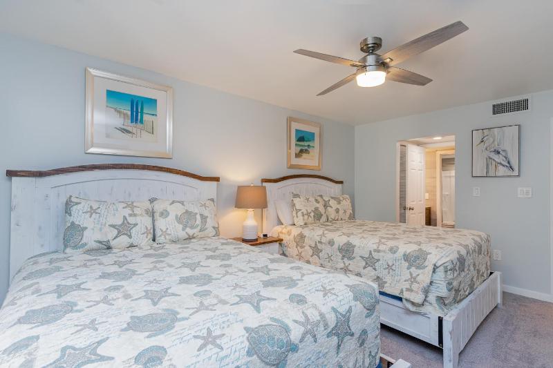 Completely remodeled and open 18C Richmond Park villa - image 24
