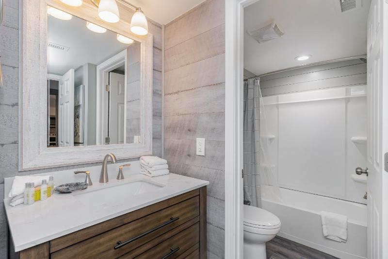 Completely remodeled and open 18C Richmond Park villa - image 23