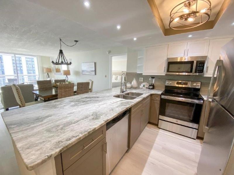 Stunning ocean view remodeled 2 bedroom 2 bath condo 908 South Hampton condo - image 5