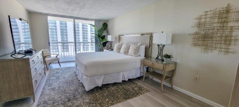 Stunning ocean view remodeled 2 bedroom 2 bath condo 908 South Hampton condo - image 11