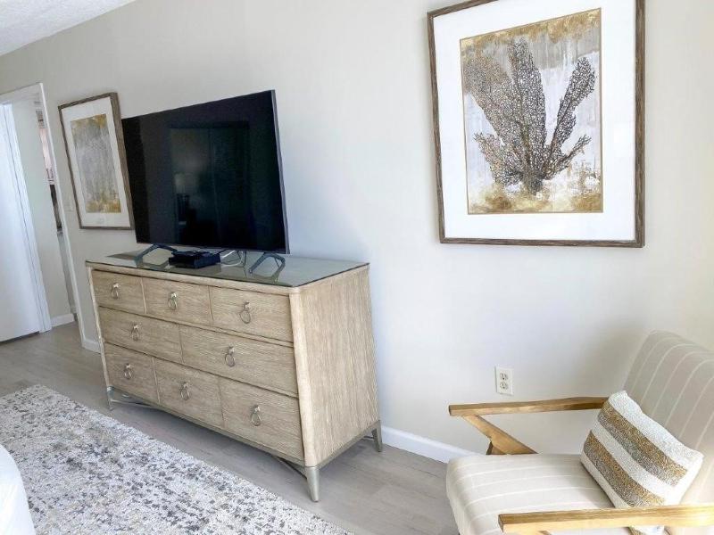 Stunning ocean view remodeled 2 bedroom 2 bath condo 908 South Hampton condo - image 13