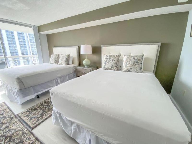 Stunning ocean view remodeled 2 bedroom 2 bath condo 908 South Hampton condo - image 14