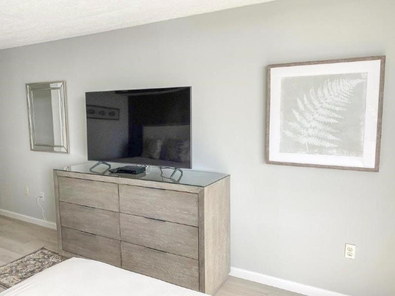 Stunning ocean view remodeled 2 bedroom 2 bath condo 908 South Hampton condo - image 7