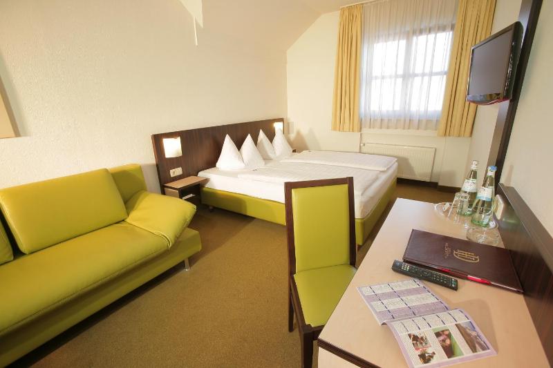 Standard Quadruple Room image 4