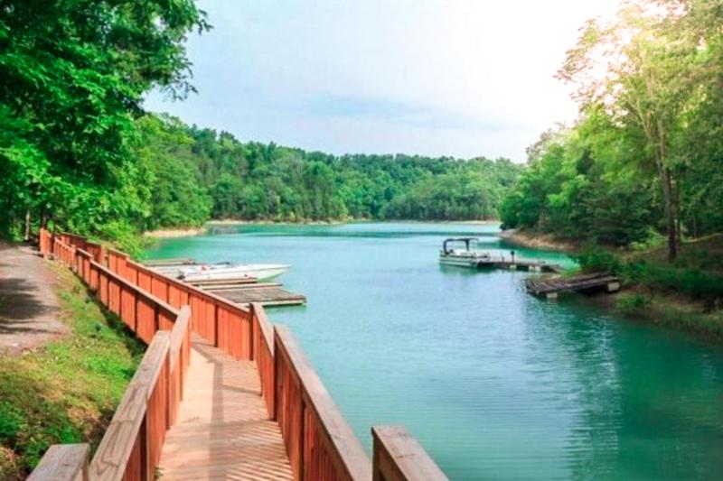 A Smoky Mountain Lake Cabin - Spacious Smoky Mountain Getaway Perfect for Families & Groups - image 1