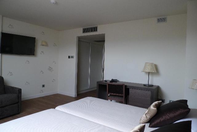 Twin Room image 2